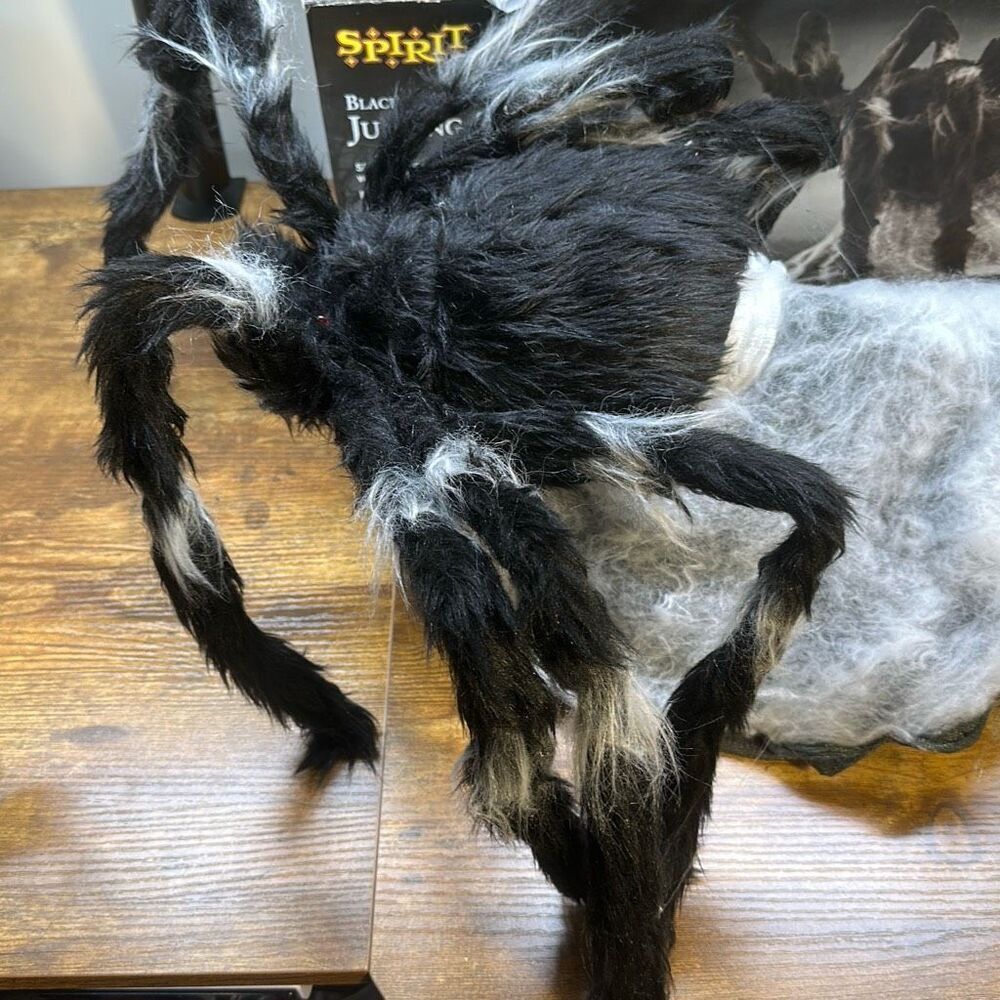 Spirit Halloween Black Jumping Spider 01116706 24” Decor USE ONLY DOESNT WORK - Picture 2 of 10